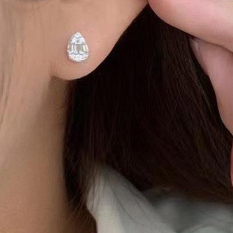 Light And Luxurious Sparkling Zirconia Earrings